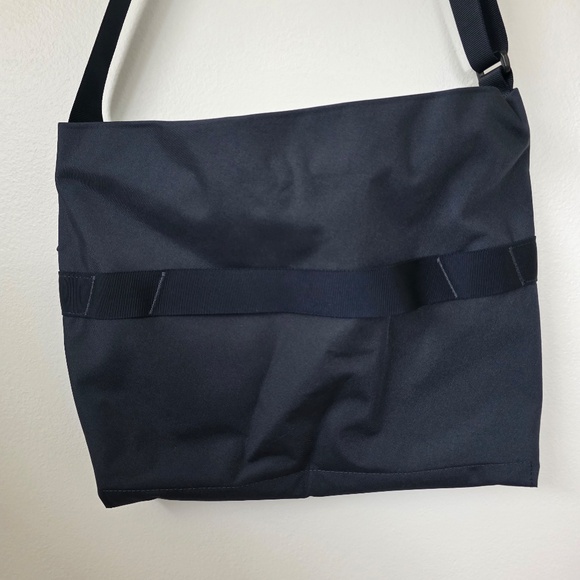 Away F.A.R Navy Messenger Bag 16L - NWOT - Picture 3 of 5